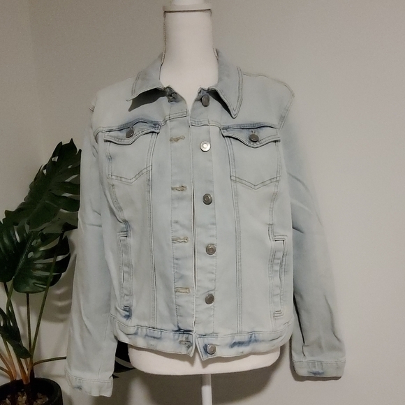 Time and Tru Jackets & Blazers - Time and Tru Light Wash Denim Jacket
